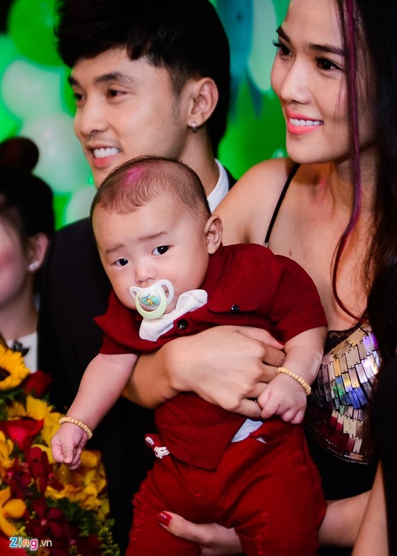 Ung Hoang Phuc khoe con trai trong tiec sinh nhat-Hinh-4