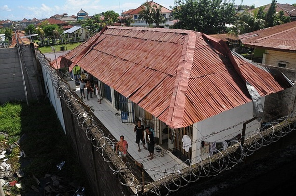 Am anh cuoc song trong nha tu nguy hiem tren dao Bali