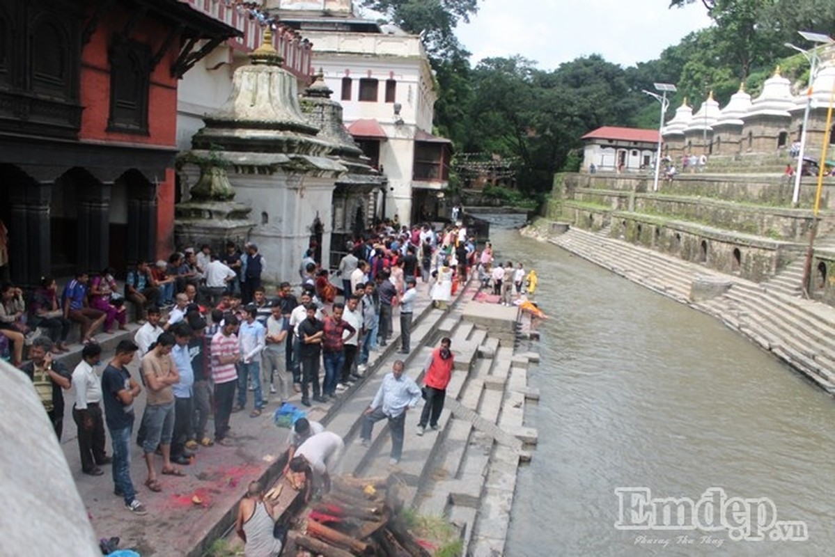 Den Nepal xem hoa tang ben bo song Bagmati-Hinh-3