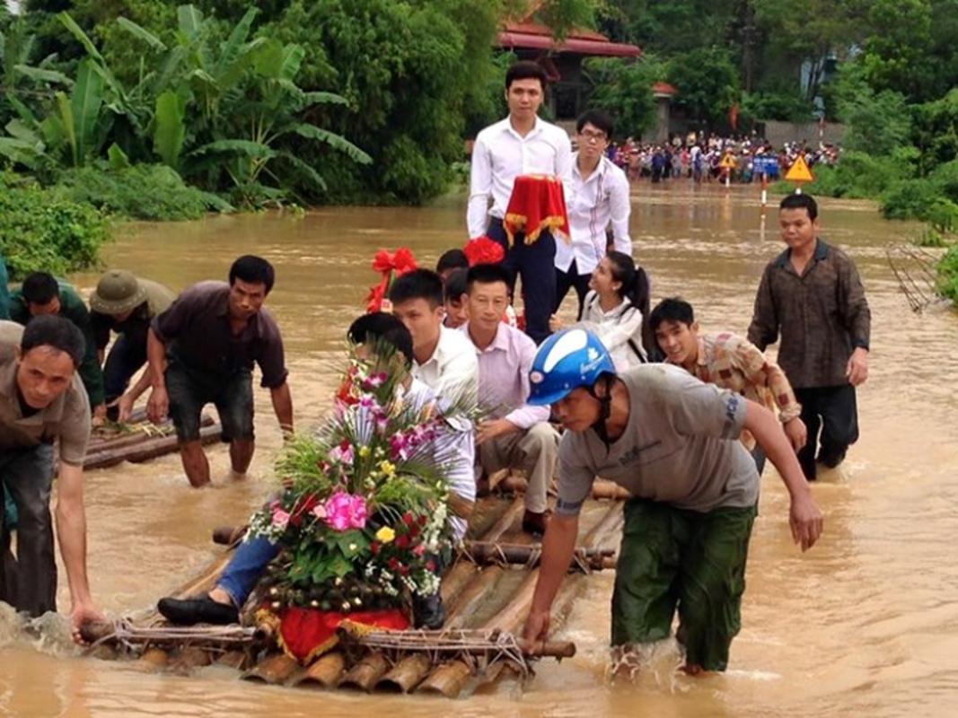 Anh doc kho quen dam cuoi trong mua lu-Hinh-5