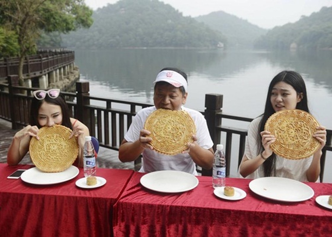 Gai xinh ngau nghien an banh trung thu “khung”-Hinh-4