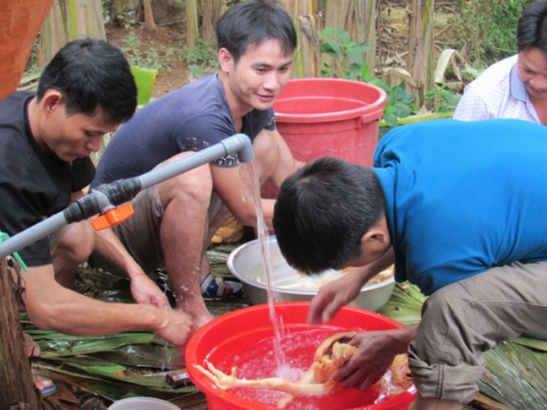 Can canh dam cuoi cua nguoi Tay ganh long ga sang nha gai-Hinh-2