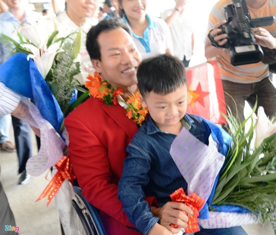 Doat HCV tai Paralympics, Le Van Cong hanh phuc ngay tro ve-Hinh-2
