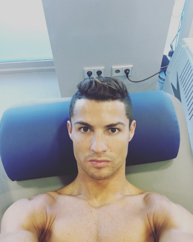 Cristiano Ronaldo khoe anh con trai mat rang cua-Hinh-6