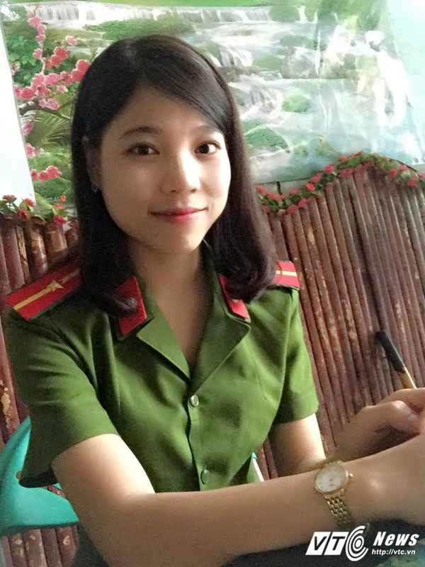 Thu khoa CD Canh sat nhan dan xinh dep trong bo canh phuc-Hinh-4