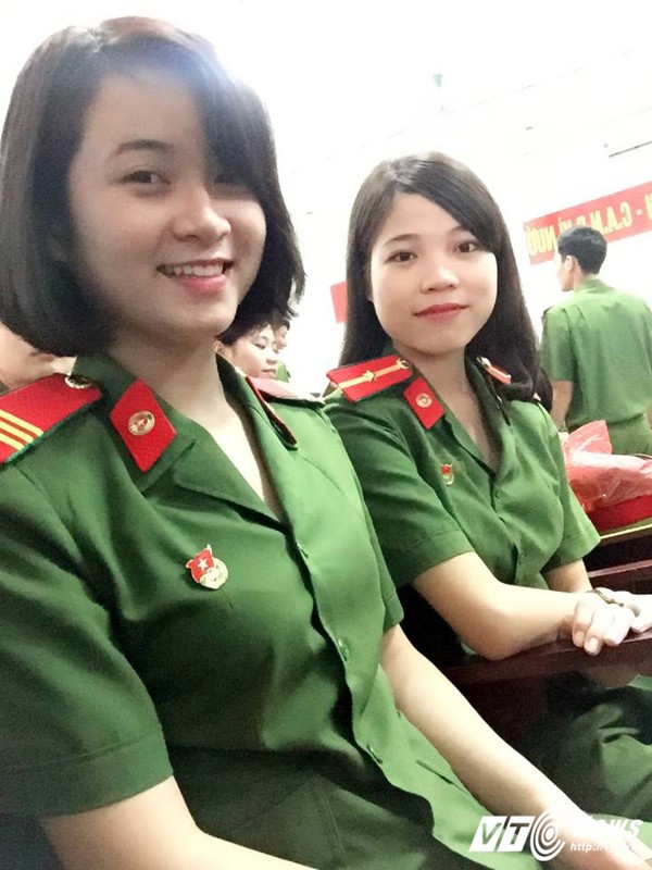 Thu khoa CD Canh sat nhan dan xinh dep trong bo canh phuc-Hinh-8