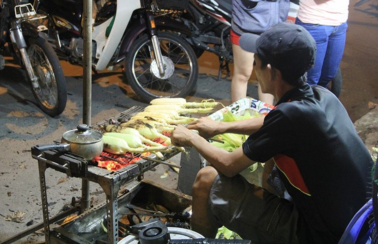 Nguoi Sai Gon boc so cho ca tieng de duoc an bap nuong-Hinh-6