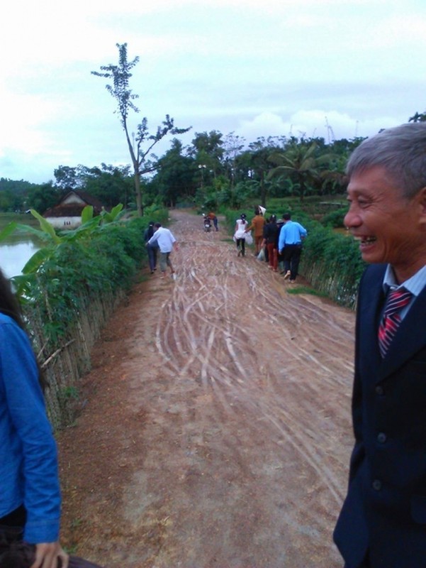 Chan dung co dau di ung loi bun ve nha chong gay bao-Hinh-4