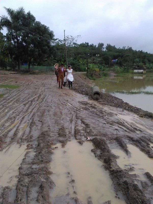 Chan dung co dau di ung loi bun ve nha chong gay bao