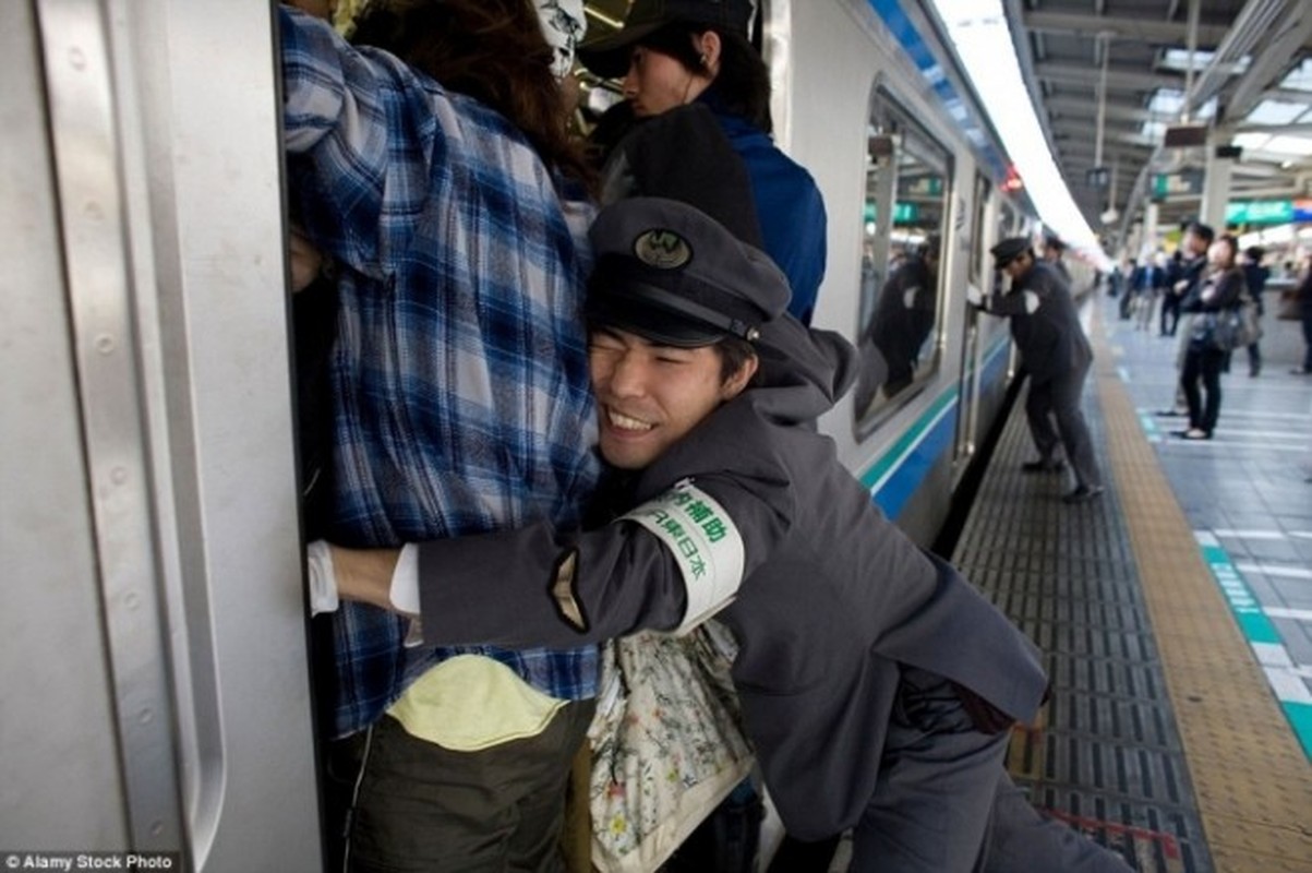 Canh nhoi nhet tren tau dien ngam o Nhat Ban gay bao-Hinh-2