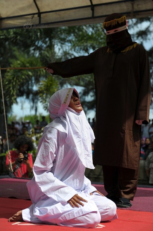 Ngoai tinh co gai Indonesia lanh du 100 roi dau don-Hinh-3