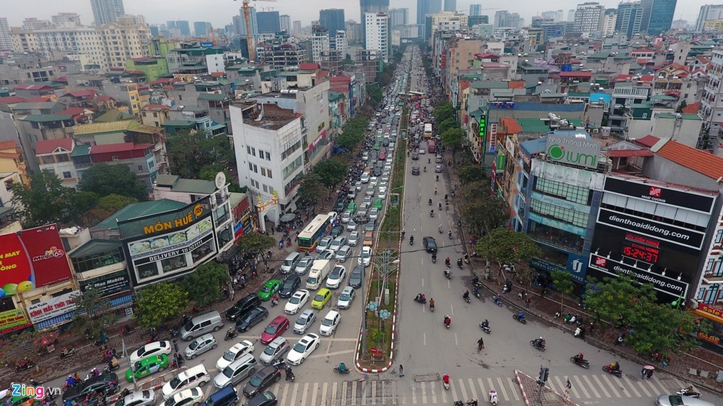 Anh: Doan xe rong ran “bo” qua lo cot chan giua nga tu Ha Noi-Hinh-2