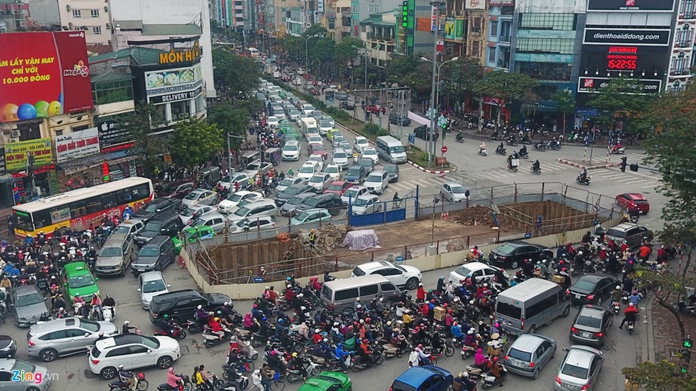 Anh: Doan xe rong ran “bo” qua lo cot chan giua nga tu Ha Noi-Hinh-5