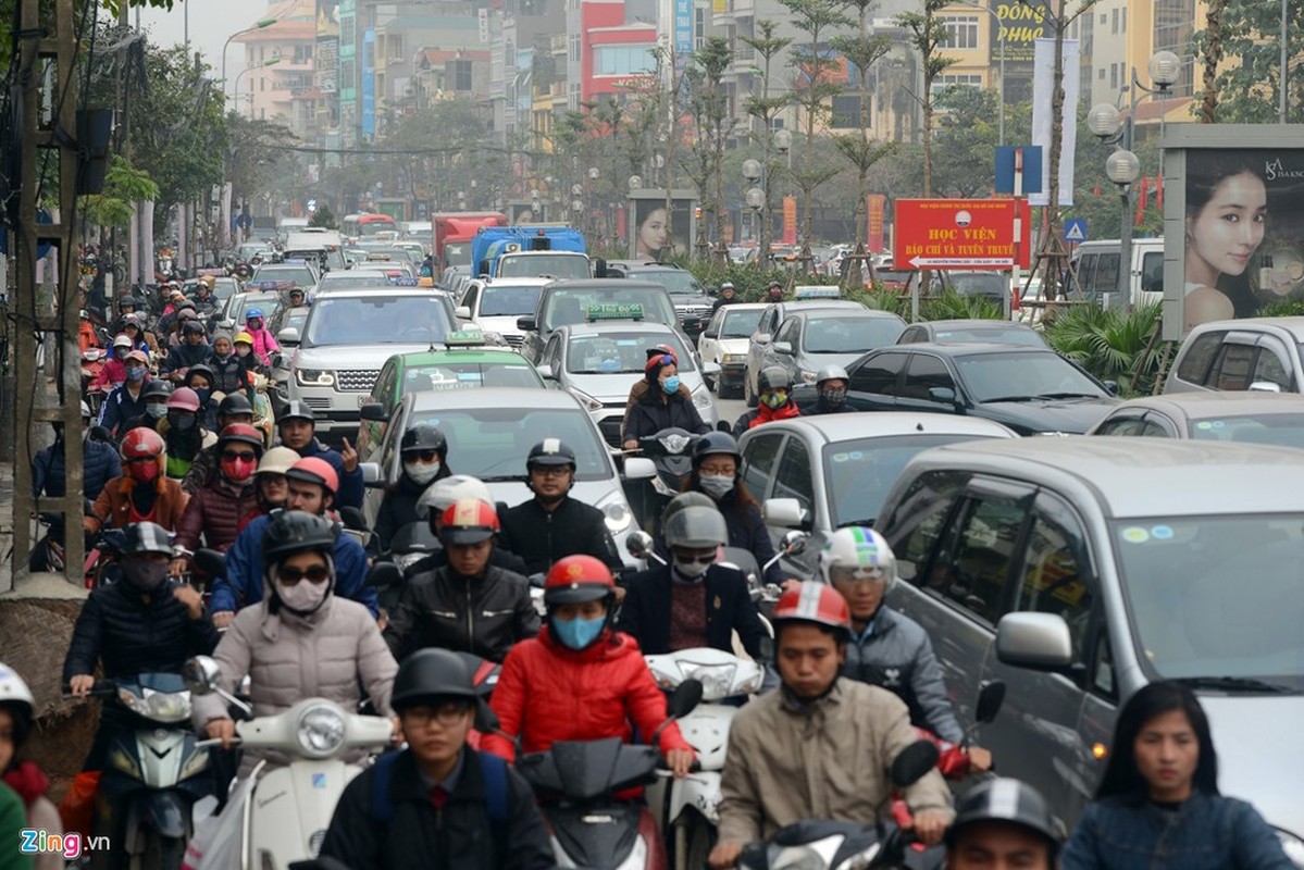 Anh: Doan xe rong ran “bo” qua lo cot chan giua nga tu Ha Noi-Hinh-7