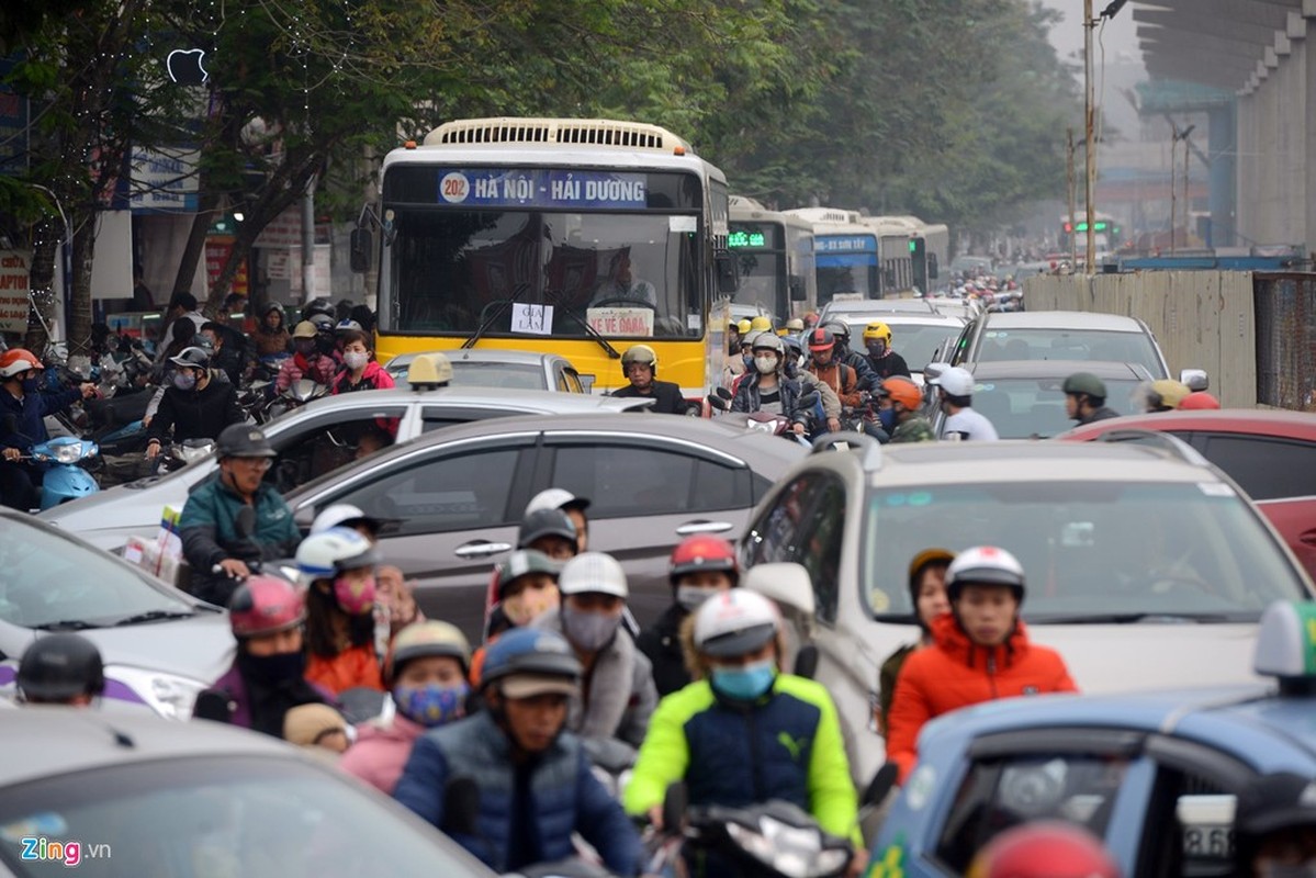 Anh: Doan xe rong ran “bo” qua lo cot chan giua nga tu Ha Noi-Hinh-9