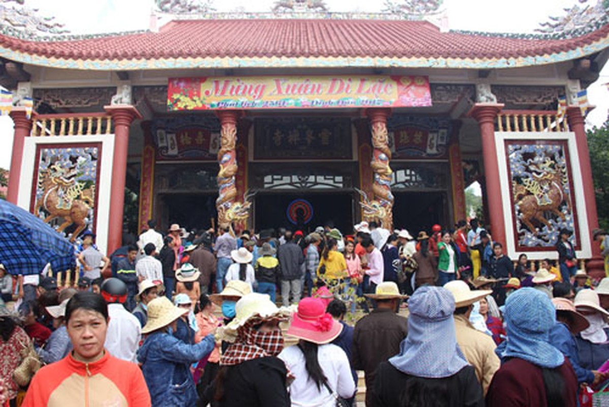 Hang van nguoi rong ran, chen lan de len nui xin phuc loc-Hinh-12