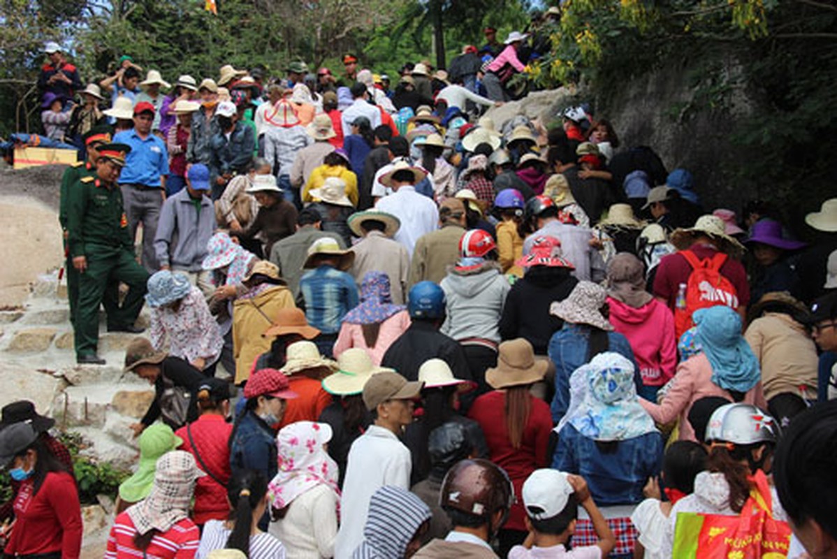 Hang van nguoi rong ran, chen lan de len nui xin phuc loc-Hinh-13