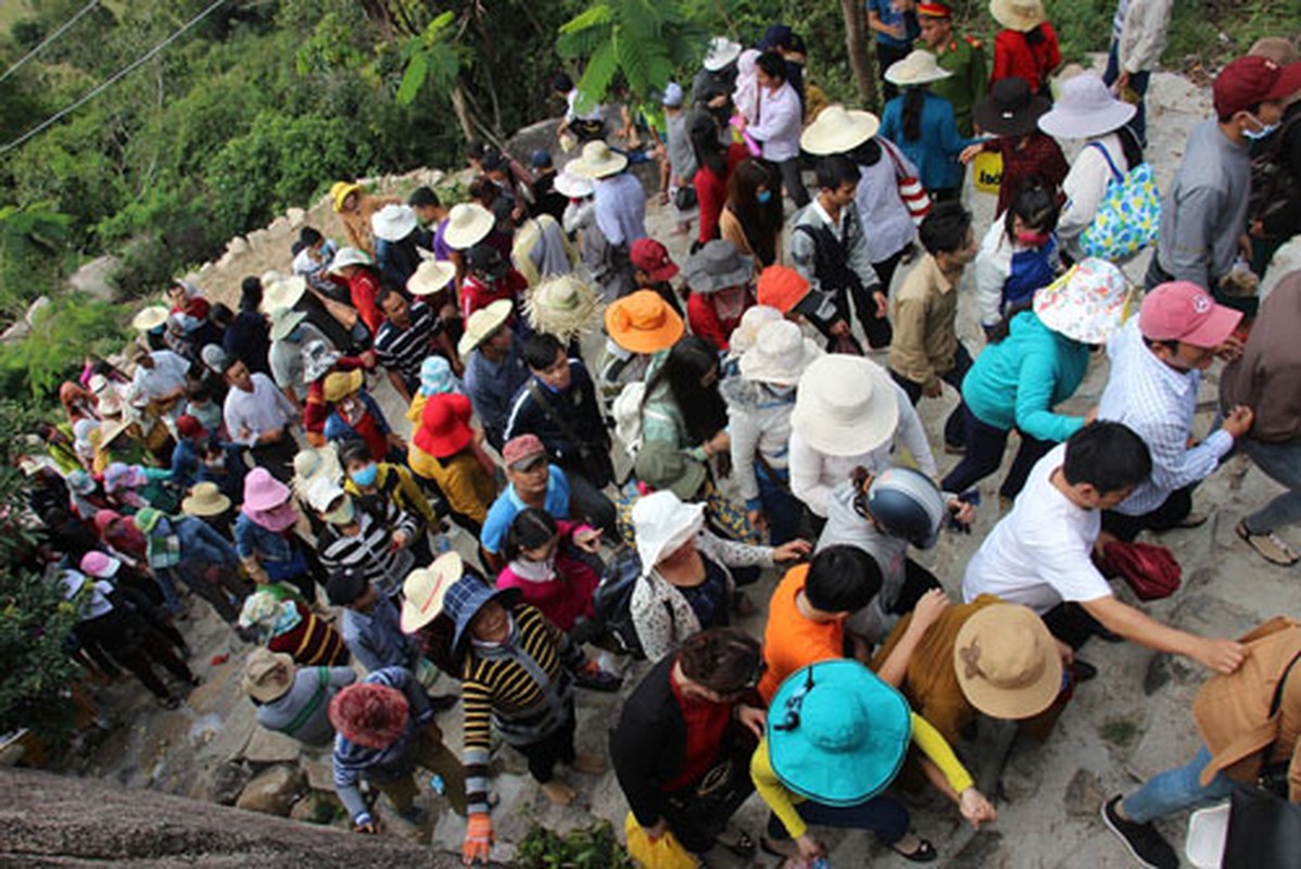 Hang van nguoi rong ran, chen lan de len nui xin phuc loc-Hinh-15