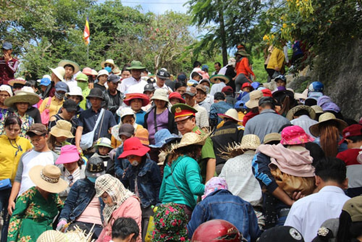 Hang van nguoi rong ran, chen lan de len nui xin phuc loc-Hinh-2