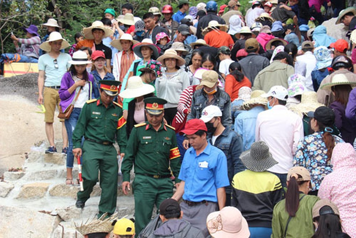 Hang van nguoi rong ran, chen lan de len nui xin phuc loc-Hinh-4