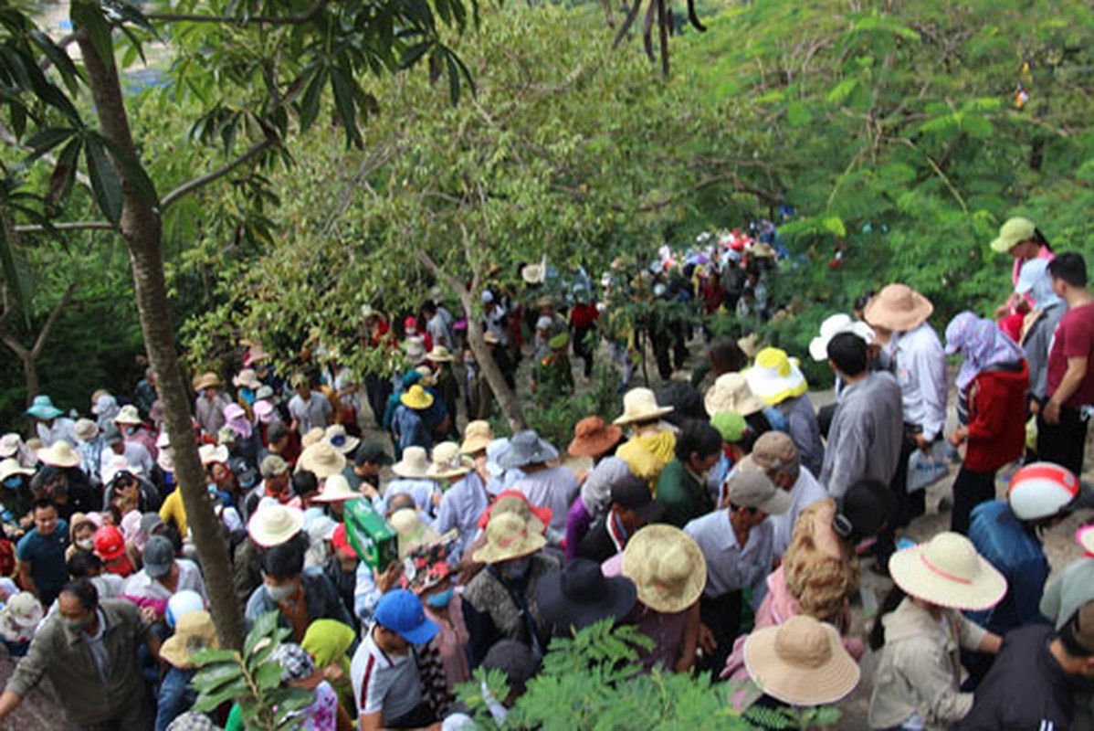 Hang van nguoi rong ran, chen lan de len nui xin phuc loc-Hinh-8