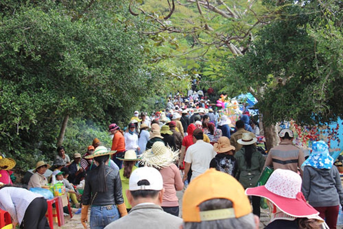 Hang van nguoi rong ran, chen lan de len nui xin phuc loc-Hinh-9