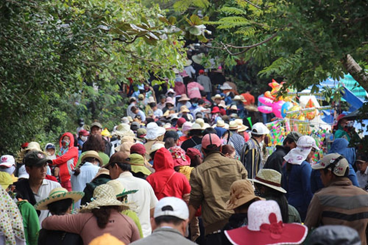 Hang van nguoi rong ran, chen lan de len nui xin phuc loc