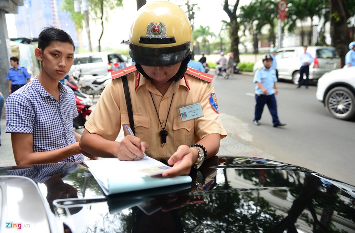 Anh: Quan 1 pha tuong lan via he cua van phong Bo Cong thuong-Hinh-11