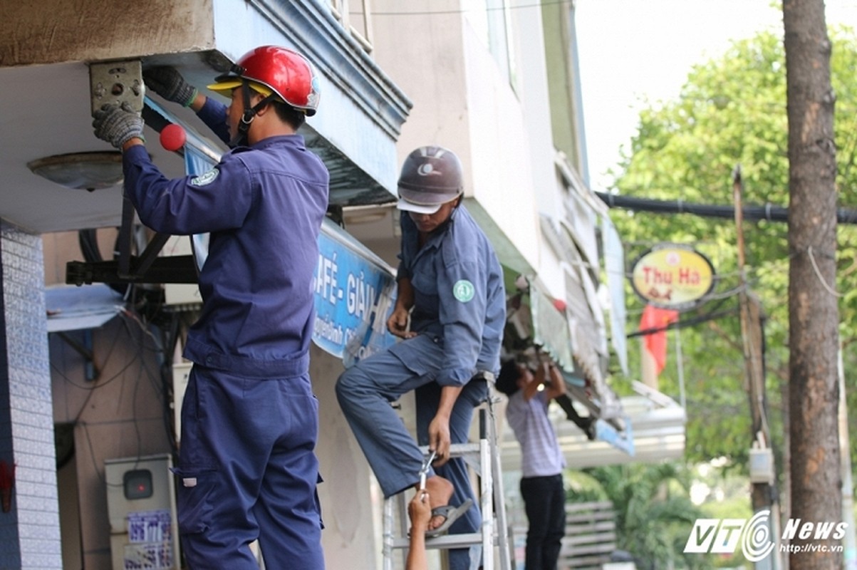 Ong Doan Ngoc Hai xuong duong voi toc bac trang, net mat tram tu-Hinh-10