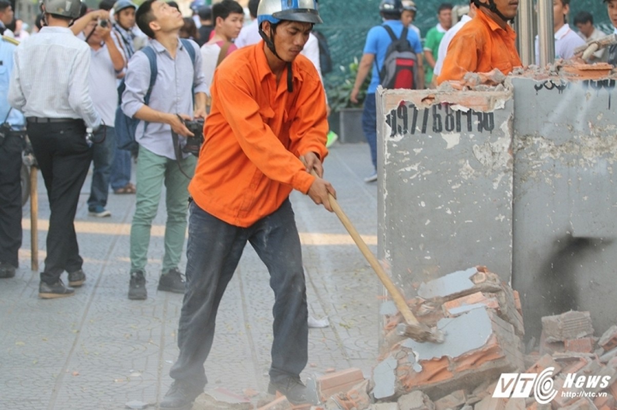 Ong Doan Ngoc Hai xuong duong voi toc bac trang, net mat tram tu-Hinh-15