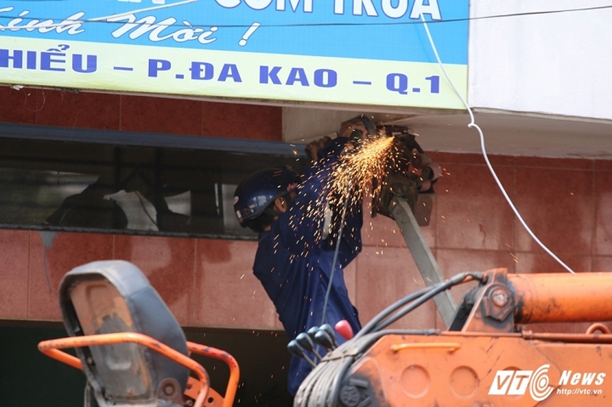 Ong Doan Ngoc Hai xuong duong voi toc bac trang, net mat tram tu-Hinh-9