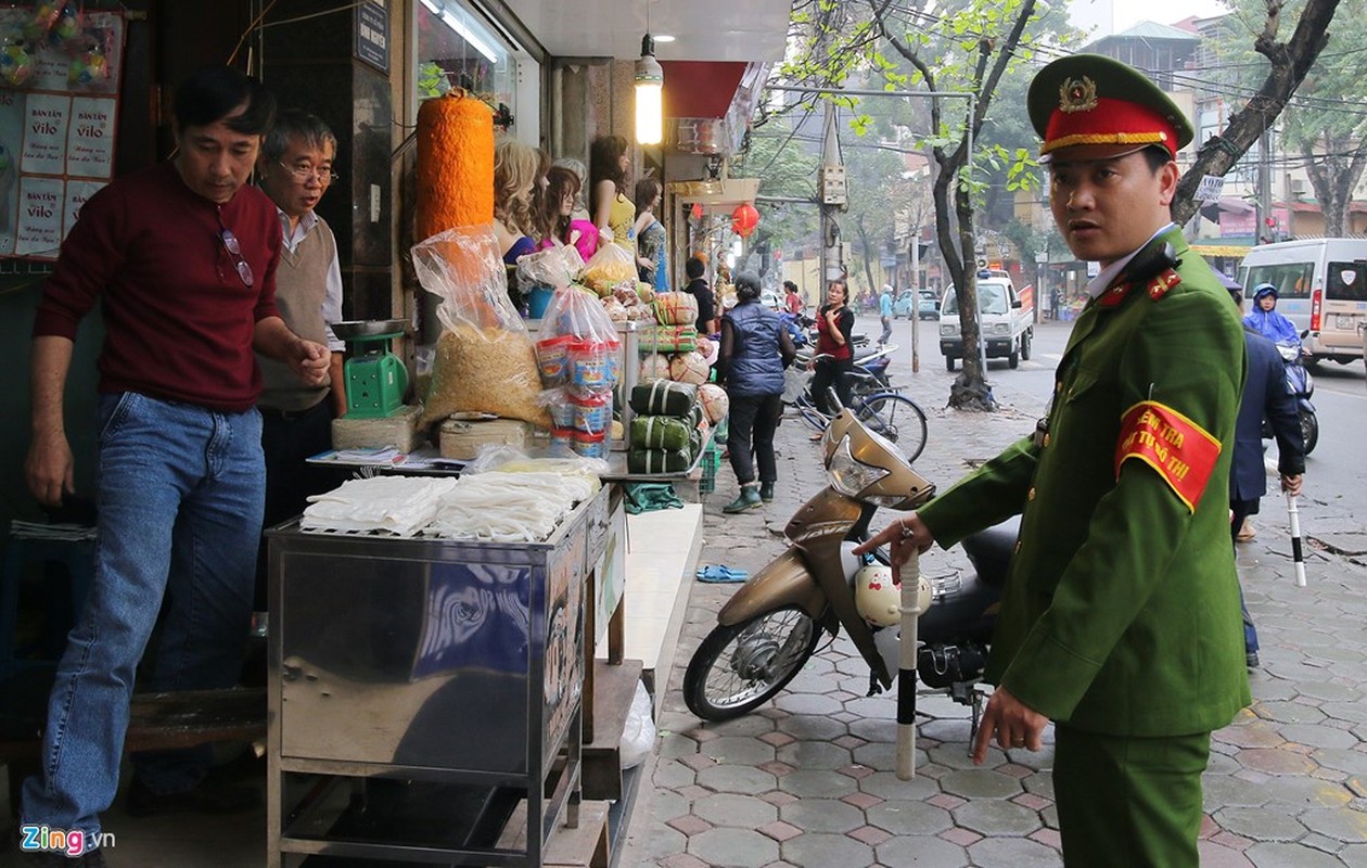 Anh: Canh sat gianh lai via he o cho Hom luc sang som-Hinh-5