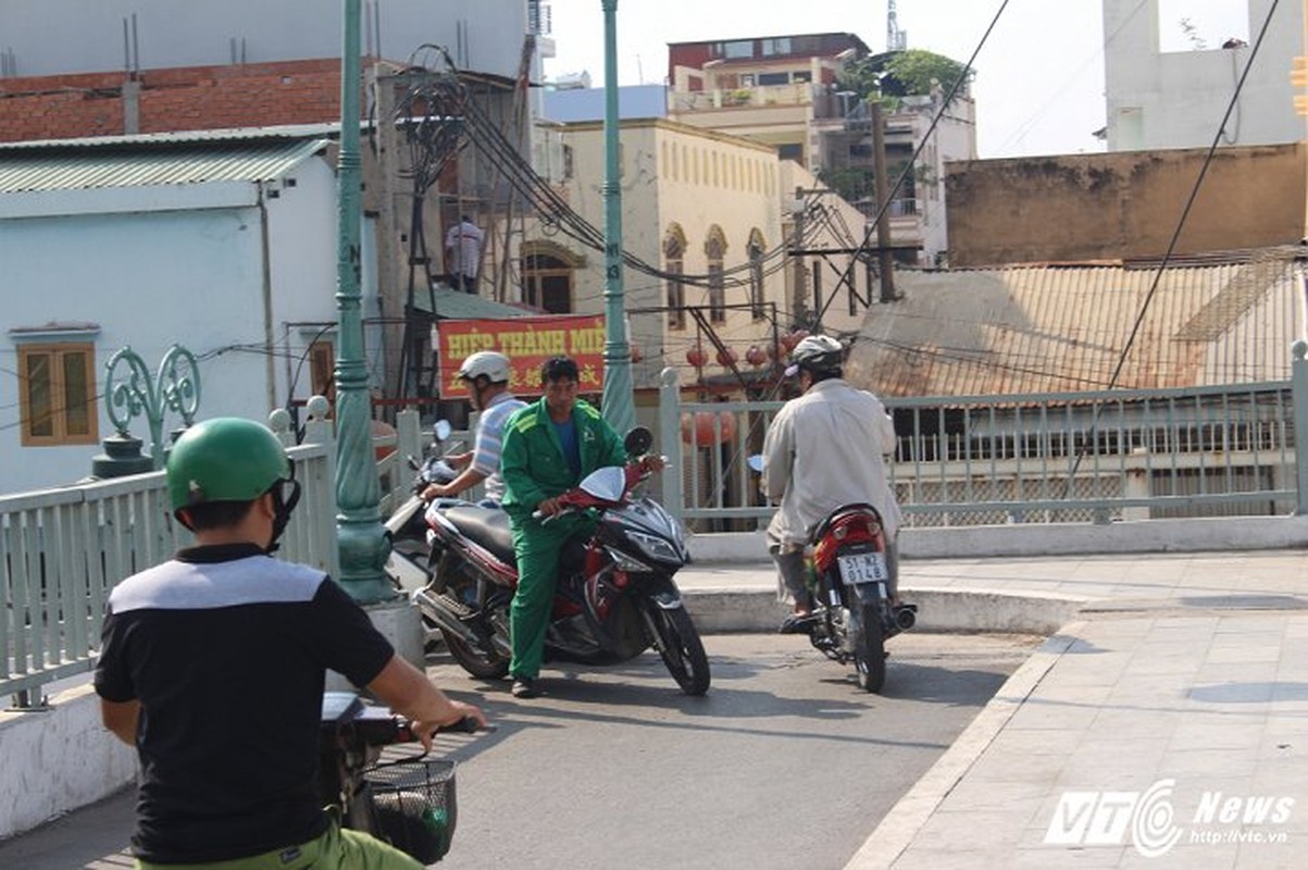 Chi mat nhung ke vo van hoa cuop duong cua nguoi di bo-Hinh-7