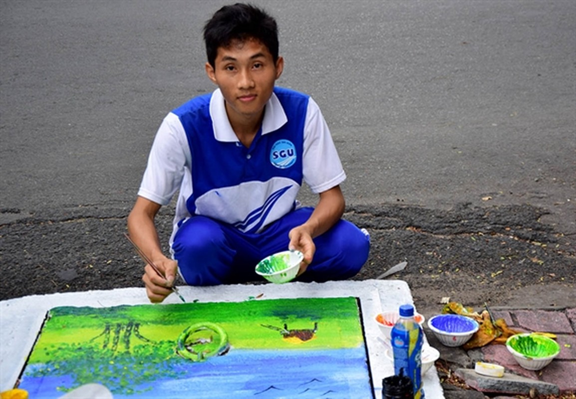 Sinh dong nhung buc tranh tren nap cong ban o Sai Gon-Hinh-8