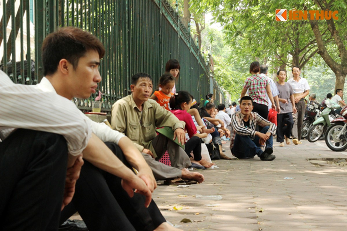 Nguoi dan va vat phoi nang cho kham benh o Ha Noi