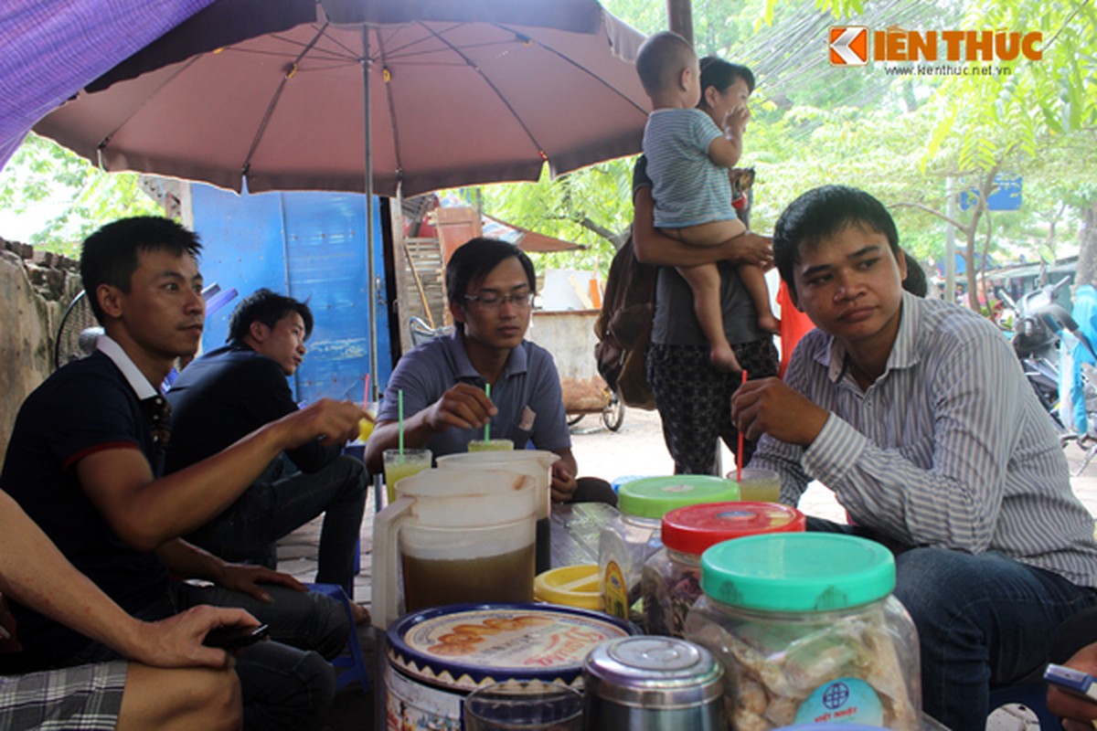 So thich ki di: Uong tra da... hit mui rac o Ha Noi