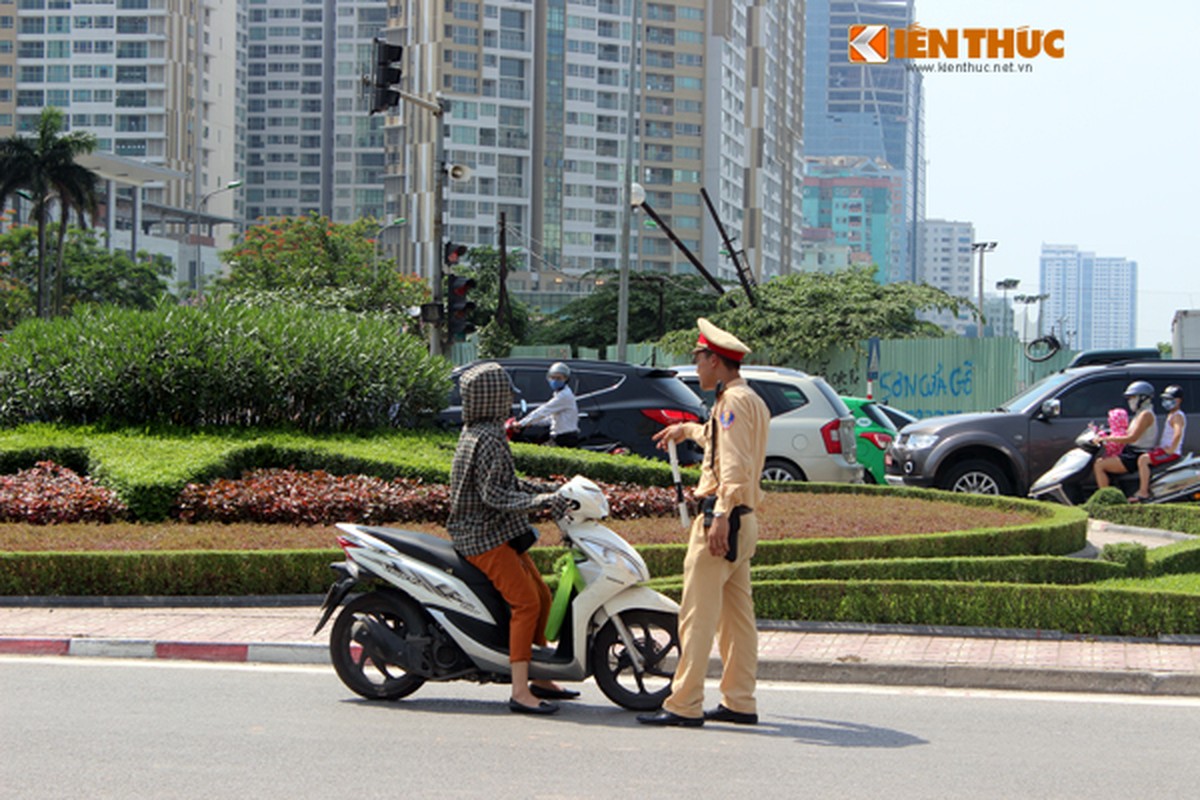 CSGT Ha Noi cang minh duoi nang nhu do lua-Hinh-11