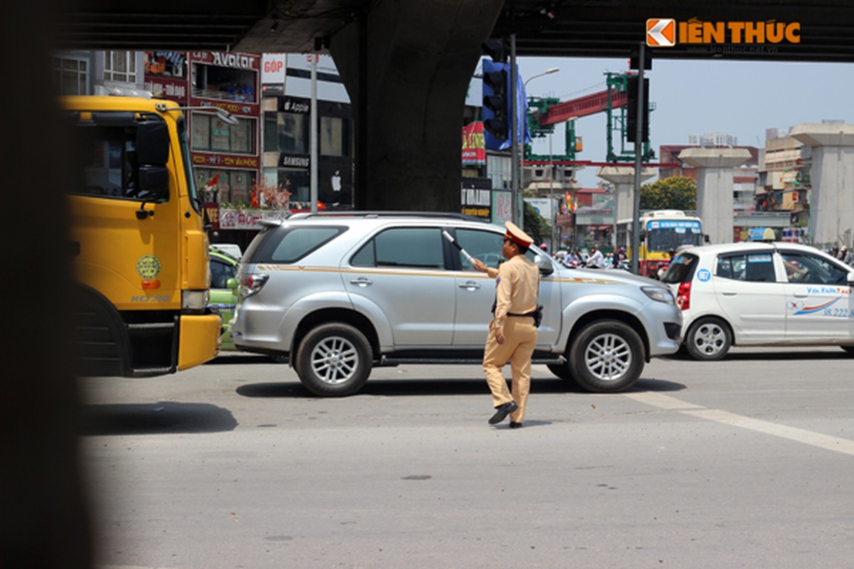 CSGT Ha Noi cang minh duoi nang nhu do lua-Hinh-12