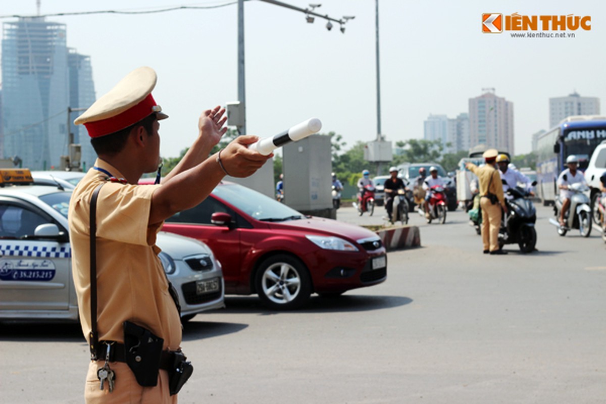 CSGT Ha Noi cang minh duoi nang nhu do lua-Hinh-2