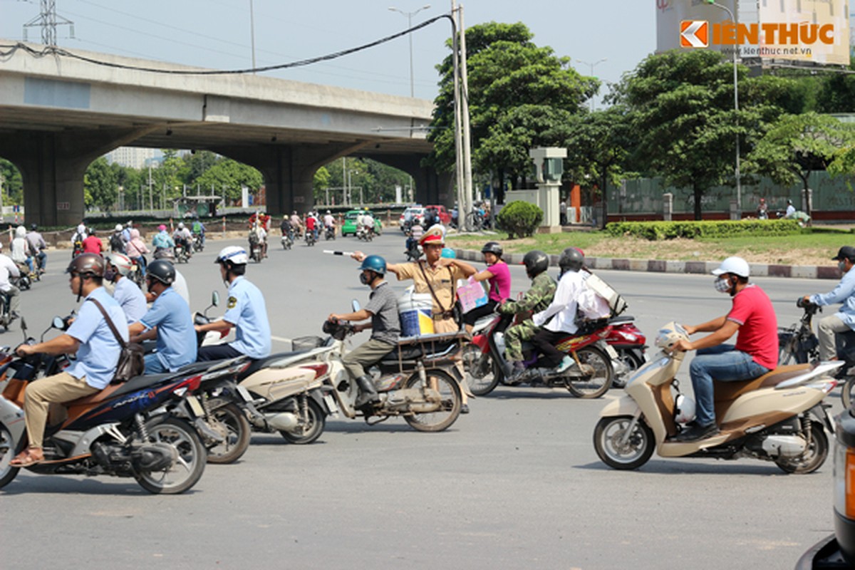 CSGT Ha Noi cang minh duoi nang nhu do lua-Hinh-3