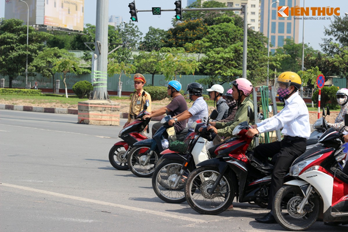 CSGT Ha Noi cang minh duoi nang nhu do lua-Hinh-4