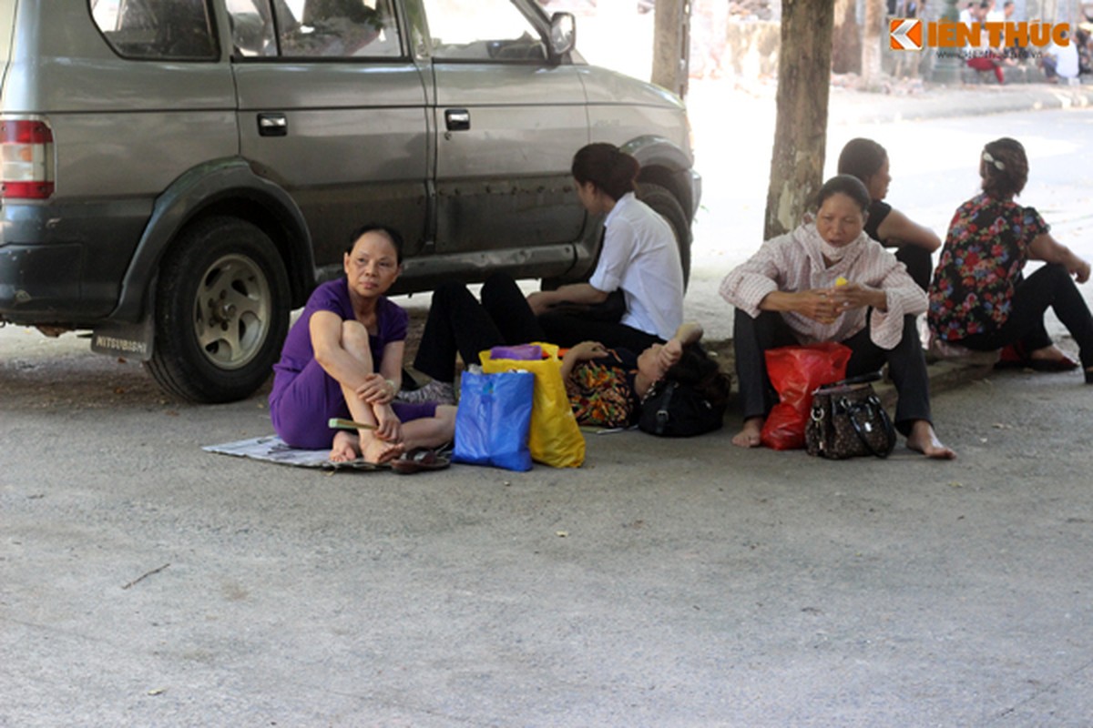 Phu huynh va vat cho con thi THPT quoc gia giua nang nong-Hinh-4