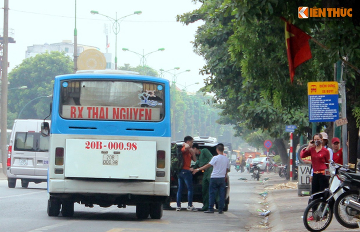 Duòng tác, xe khách vãn thản nhien dùng dón khách ỏ HN-Hinh-8