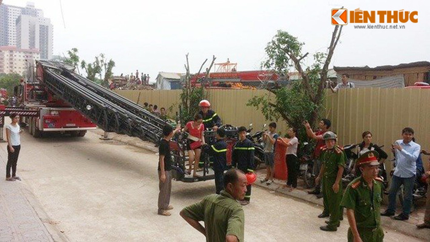 Cháy chung cu o Linh Dàm: Toàn cảnh giải cúu nạn nhan-Hinh-7