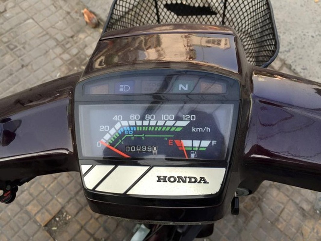 Honda Dream 2 lan banh 99km tai Sai Gon gia ca tram trieu-Hinh-4