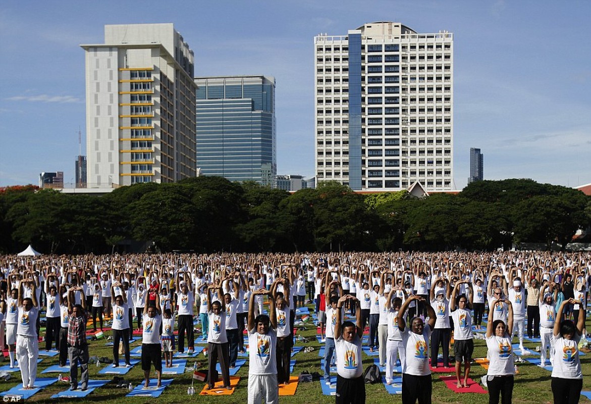 Can canh hang trieu nguoi bieu dien mung Ngay Quoc te Yoga-Hinh-9