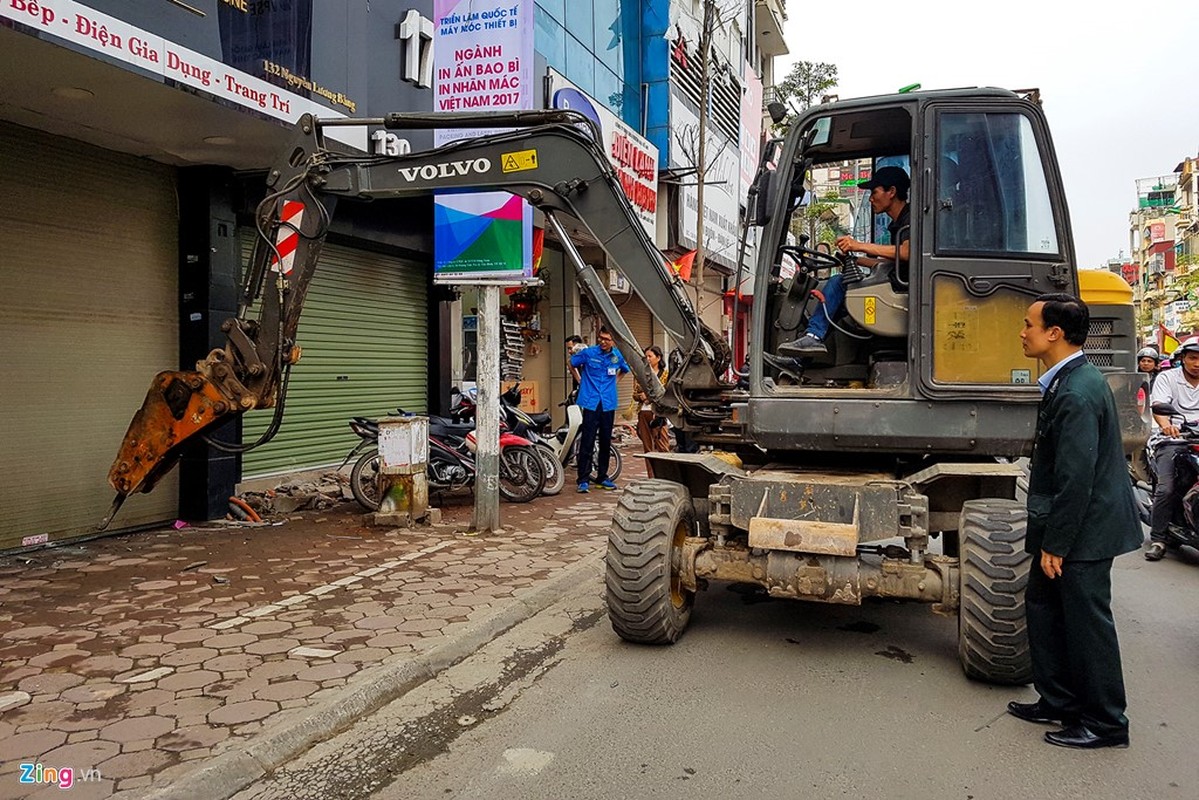 Anh: Xe pha be tong co lon pha bac tam cap lan via he Ha Noi