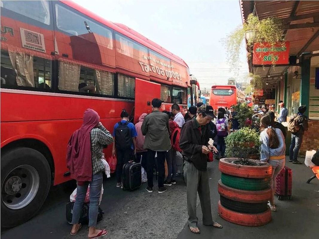 Chua den ngay nghi Tet, cac ben xe o Sai Gon da dong nghet nguoi-Hinh-9