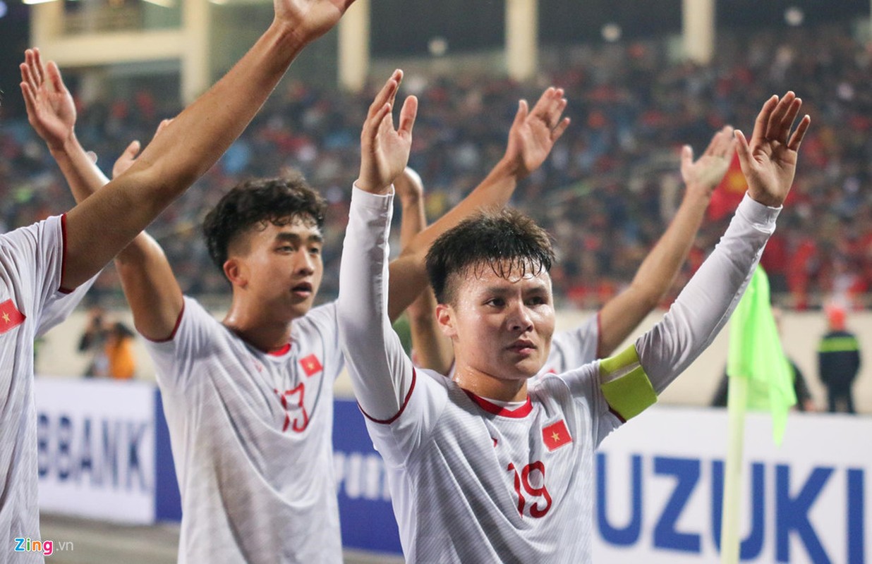 Quang Hai den nam tay me sau khi thang U23 Indonesia-Hinh-3