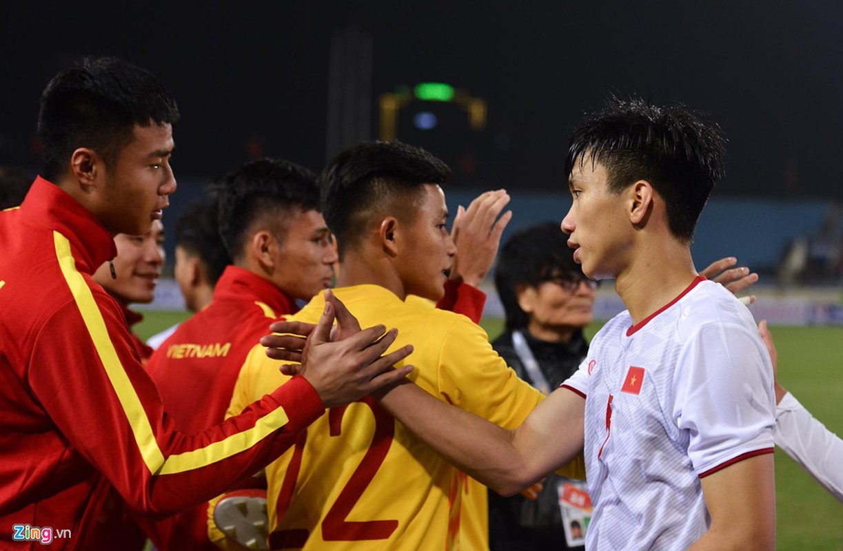 Quang Hai den nam tay me sau khi thang U23 Indonesia-Hinh-8